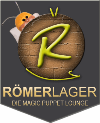 Bannerfahne-Logo-Römerlager-R-Magic-Puppet-Lounge